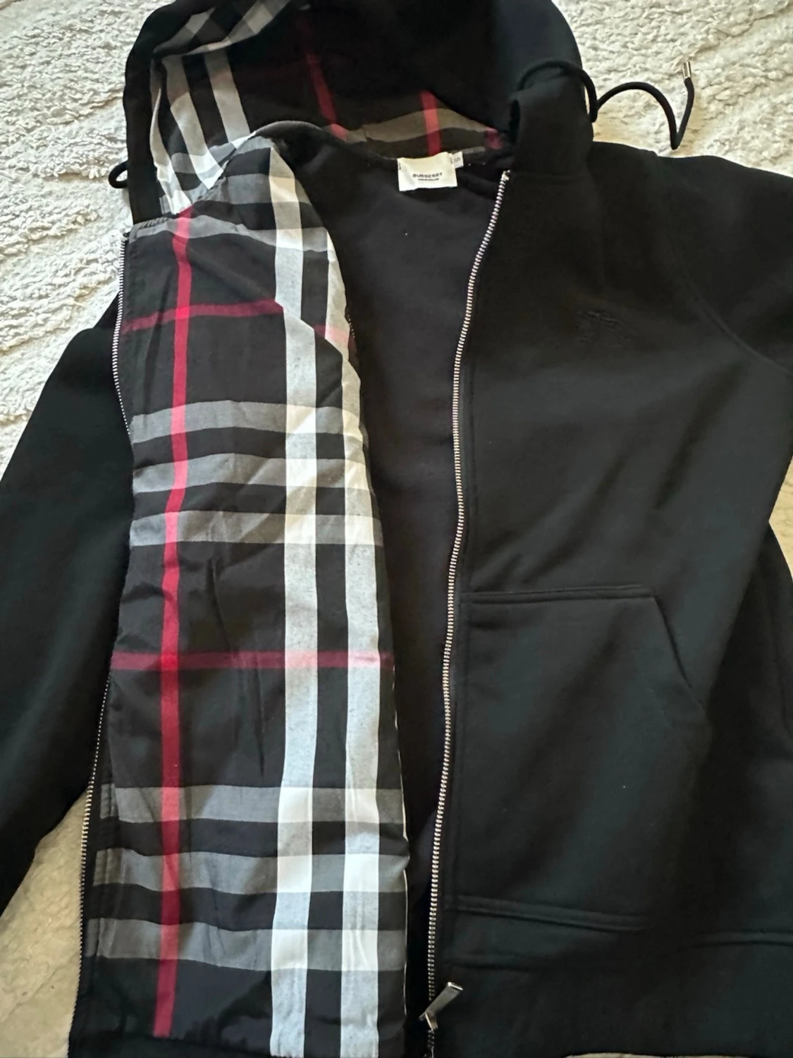 Svart hoodie med klassiskt rutmönster  - 1