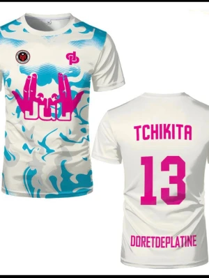 Vit och blå t-shirt med tryck - Unik t-shirt i vitt med blått mönster och stora rosa tryck fram och bak. Framsidan har grafiskt handmotiv och loggor, baksidan har texten TCHIKITA och siffran 13 i rosa. Rund halsringning och korta ärmar. Perfekt för dig som vill sticka ut.