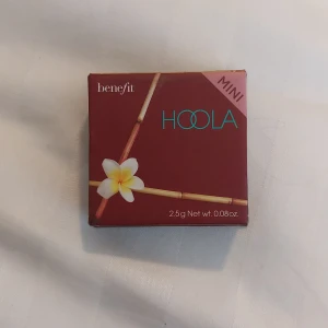 Hoola bronzer - Benefit brozer mini har haft i fyra månader då jag nyss tröttnat på den skriv om intresse eller frågor💕