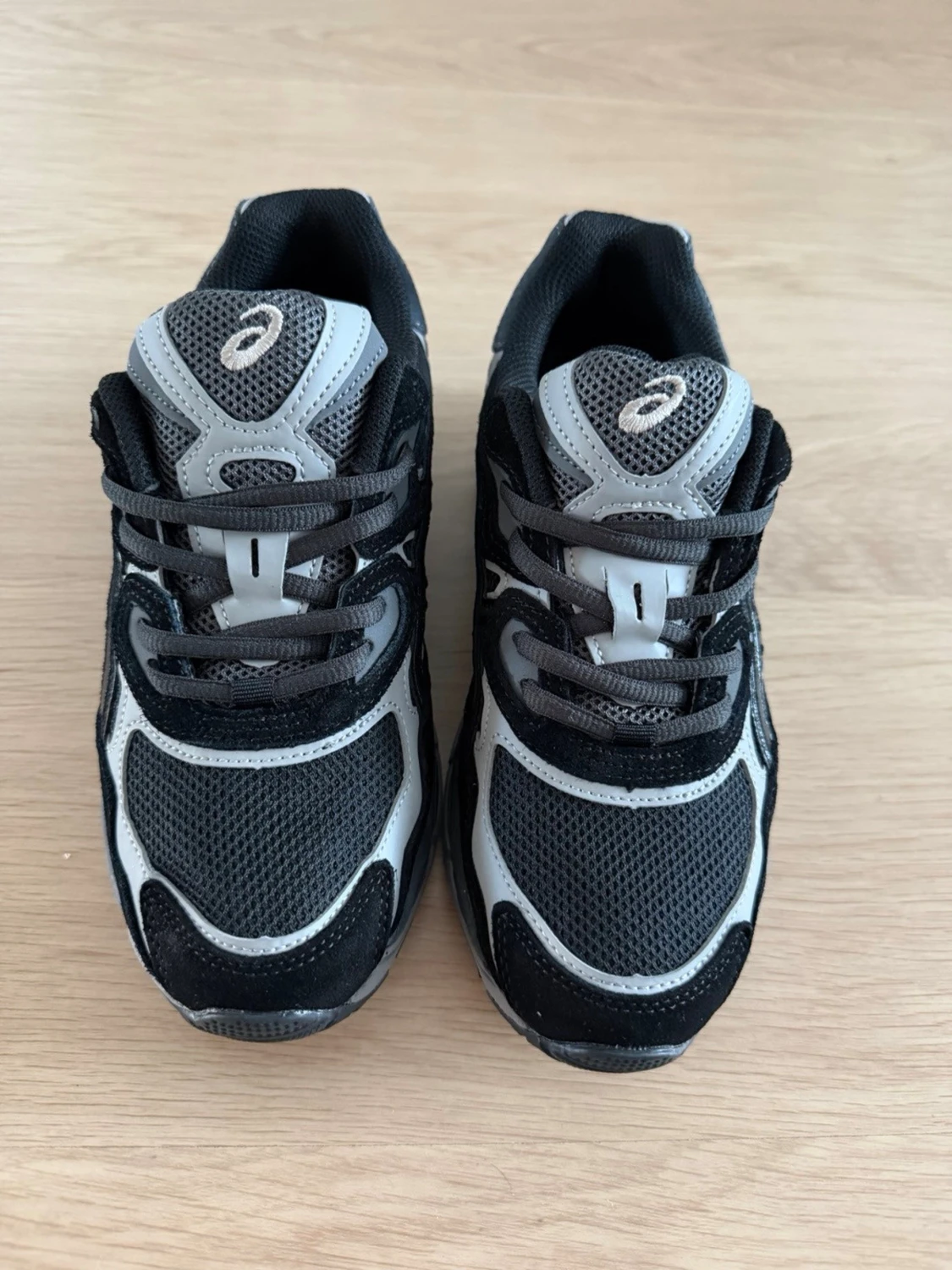 Svarta och grå Asics sneakers - 4