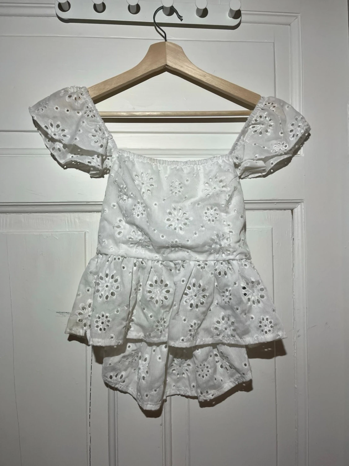 Vit blus med broderade blommor och knyt - 1