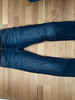 jack and jones slimstraight/tim - säljer ett par jack and jones jeans i modellen tim. finns lite deffekter spm ni kan se bild 3 och 4. Rispan eller vad man ska kalla det sitter på låret ungefär en desimeter under fickan. Lappen där bak går nog att sy ihop om man skulle vilja men det är inget som man tänker på. Hör av dig om frågor eller annat och priset kan diskuteras. Tar endast Swish!