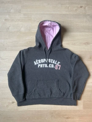 Grå Aeropostale Hoodie Storlek L - Fin Aeropostsale Hoodie i grå färg. Tröjan är i mycket bra skick och sparsamt använda. |  Äkta som allt annat jag säljer! ✅ |  Storlek: L | Skick: Mycket Bra Skick | Färg: Grå | Märke: Aéropostale | Modell: Hoodie |  Hör gärna av dig vid frågor så svarar jag så fort jag kan! 😁|   (Sku - 66)