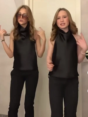 Halterneck topp från Zara  - Snygg svart halterneck topp med hög krage och slät finish. Toppen är ärmlös och har en elegant, lite lös passform som ger en stilren look. Perfekt att matcha med svarta byxor för en clean outfit.