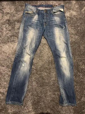 Blå Replay Waitom jeans med slitningar - Blåa jeans från replay. Storlek 31/32. Fräscha och felfria. Modell: Waitom