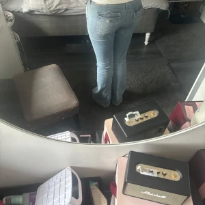 Blå jeans från True Religion - Säljer ett par snygga blå jeans från True Religion i modellen Joey. Dom är jättefina men passar inte som jag vill! Dom är absolut sparsamt använda och inte tecken på användning!🥰Köpta på Nelly.