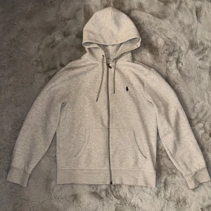 Polo Ralph Lauren Zip Hoodie - Polo ralph lauren Double Knit Zip Hoodie Grå. Använd i bra skick utan skador eller anmärkningar. Storlek: S 100% äkta