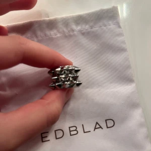 Silvrig ring med nitar från Edblad - Ring från Edblad, bra skick.