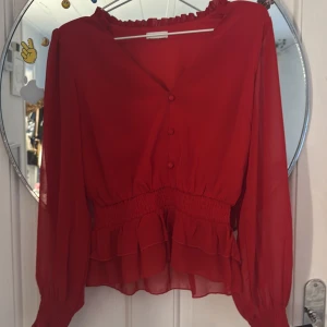 Röd blus från bubbleroom - Blusen är i ett gott skick, knapparna är lite lite sletna men ingenting som syns!! Har använt ett par jular men har rensat ut nu ur garderoben !! Den passar mig som är 165 lång!!Skriv för mer info!!❤️