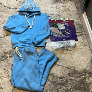 Synaworld Tracksuit  - Är köpt från första synaworld droppet( central cee s märke).                                                                            Väldigt bra  omhändertagen.                                                            Saknar digitala kvittot pga att jag har bytt gmail därav priset.                                                                                         Storlek M( passar även s).                                                Ställ gärna frågor 😃