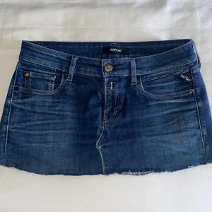 Blå jeanskjol  - Snygg blå jeanskjol från Replay med rå kant. Omsydd från ett par jeans och är lågmidjade, är inte så ojämn som på bilden❤️ca storlek S
