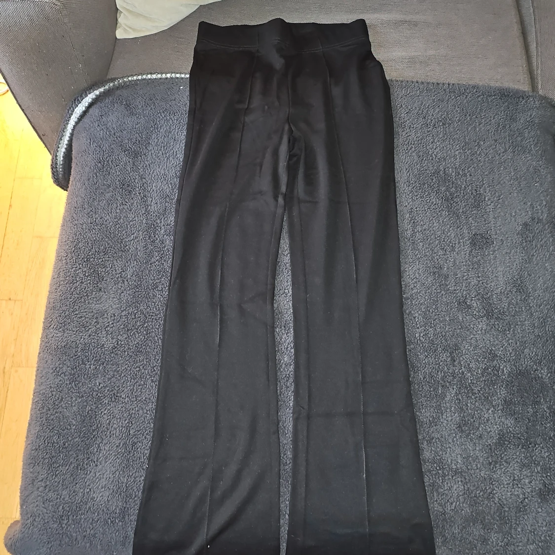 Svarta byxor från Amisu