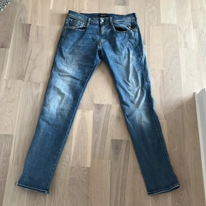 Replay jeans - Snygga blå jeansbyxor från Diesel med en klassisk femficksdesign och dragkedja. De har en lätt tvättad look med ljusare partier på låren och knäna. Perfekta för en avslappnad stil.