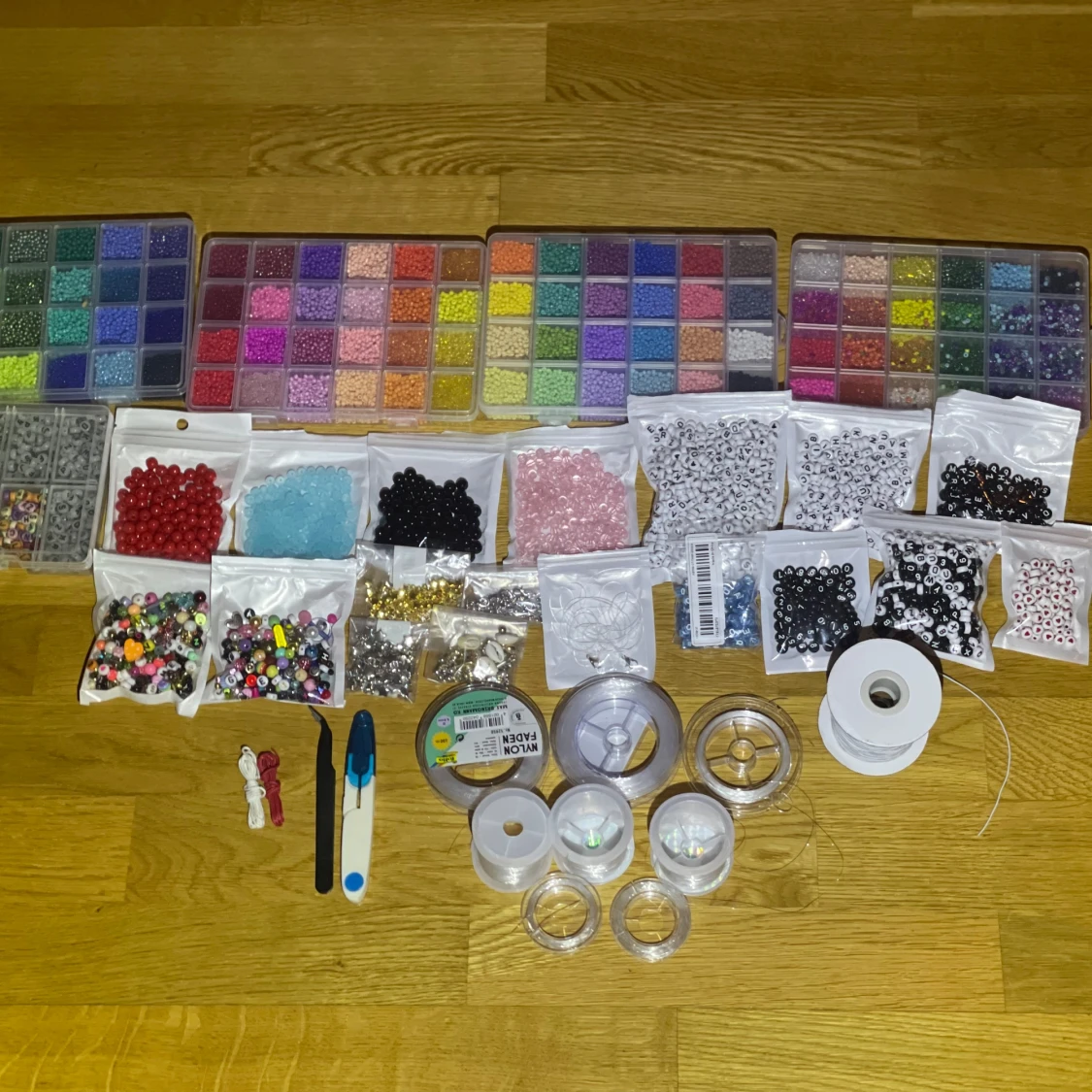 Stort set med pärlor och tillbehör