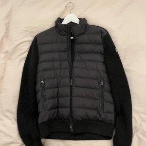 Moncler Tricot Cardigan - Säljer en sprillans Tricot cardigan, knappt använd. Köpt på Trendsellers AB här på Plick för cirka 5000kr. M passar S. Skriv om du har några frågor😉