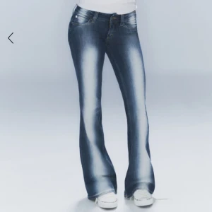 Blå bootcut jeans - Trendiga cheap monday jeans.  I storlek 28/32 och är i mycket bra skick 💕 