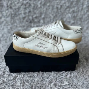Saint Laurent sneakers - Säljer dessa SL/06 sneakers med unik design! | Fint skick men finns tecken på användning som kan ses på bilderna men inga direkta skador! | Storlek 40 och passar unisex! | Ställ gärna frågor innan du köper! 