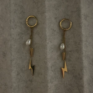 Super snygga örhängen!!⭐️ - Snygga guldörhängen från Edblad med hängande blixtmotiv och vita pärlor. Knappt använda💕