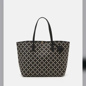 By Malene Birger väska - Såå fin väska i perfekt storlek som tyvärr inte kommer till användning längre!!  Banden är slitna, annars bra skick