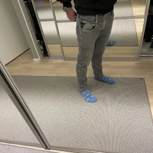Replay anbass - Säljer dessa riktigt feta Replay jeans i storlek W31 och L32 ⚡️ Nypris 1200, mitt pris endast 499 då de är i jätte bra skick helt utan defekter! 🔥Hör av er vid minsta fundering eller fråga! Priset är inte hugget i sten