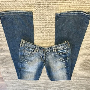 Låga bootcut jeans - Så snygga och coola Lågmidjade bootcut-jeans köpte förra måndaden! Passar mig som bär 32-34 och ibland 36 i jeans.  Bra längd på mig som är 165❣️ ‼️‼️Kan sy upp jeansen för extra 49kr i den längden du önskar🫶 Tveka inte av att höra av dig vid frågor eller mer bilder!☺️ 