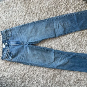 Blå jeans från Abrand - Super fina blåa raka jeans från A-brand. Dem har hög midja och är i stl 24. Säljer dem då de blivit för små💗