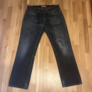 Acne studio Jeans  - Acne Studio Jeans i unik tvätt. Storlek W33 L32, passar ca 175-185cm. Nypris: 2100kr. Vårt pris: 499kr skriv om ni har fler frågor mvh SecondStyle