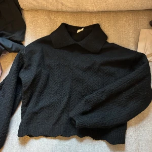 Jättefin stickad tröja - Perfekt passform, skön och super fin. Säljer då den inte är min stil längre. 