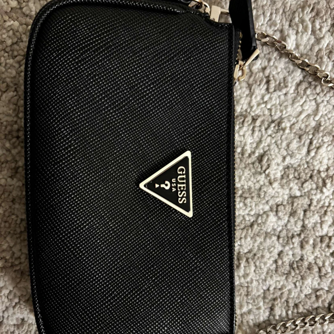 Svart axelväska från Guess - 2