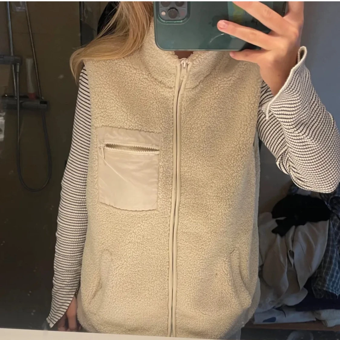 Beige teddy väst från Lindex  - 1