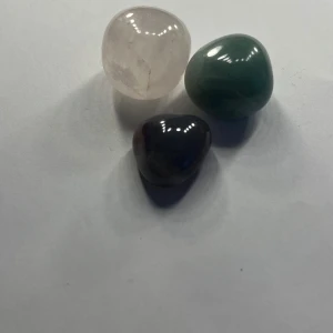 Tre kristaller  - Säljer tre vackra kristaller i olika färger. En är ljusrosa, en grön och en mörkare nyans. Perfekta som dekoration eller för samlingar.