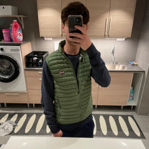 Colmar väst  - Tja säljer nu denna asfeta colmar västen. Använd nån enstaka gång! Strl 16y passar xs/s beroende på hur man vill att den ska sitta! Nypris 2000kr! Bara att fråga vid eventuella funderingar mvh 