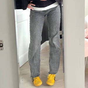 Grå raka jeans - Snygga gråa jeans med rak passform! Bra skick förutom slitningar nere vid byxbenen (se bild)! Jag är 175 