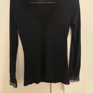 Svart långärmad topp från Intimissimi - jag säljer en HELT ny intimissimi tröja. Den är helt oanvänd och prislappen sitter kvar. Den är i storlek S/small och jag säljer den för den är för kort i ärmarna❤️