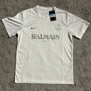 Psg balmain fotbollströja t shirt - Tröjan är helt oanvänd
