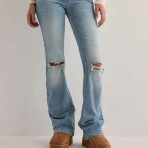Nelly Low waist bootcut flap pocket jeans  - Jeans från Nelly original pris 699kr från Nelly. Bra skick skriv för egna bilder eller om du har någon fråga 