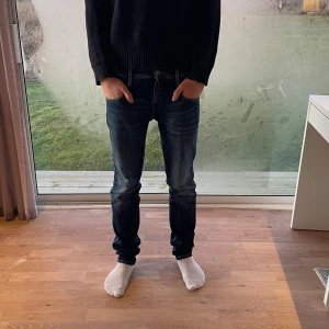 Blå jeans från Replay -  Riktigt feta  jeans från Replay i modellen Anbass. Jeansen är i väldigt bra skick då de inte använts så mycket. Skriv privat för exakta mått, fler bilder eller funderingar🤩🤗