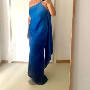 Blå one-shoulder klänning🩵💙 - Snygg blå one-shoulder klänning med ett elegant flöde och asymmetrisk design. Perfekt för en somrig fest eller bal. Klänningen har en lång längd och är tillverkad i ett lätt material som ger en vacker siluett. Bara använd en gång. Köpte för 1200🌟💫