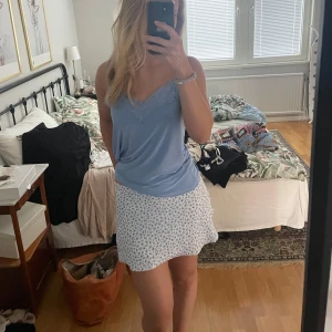 Vit blommig kortkjol - Aldrig använd🩵