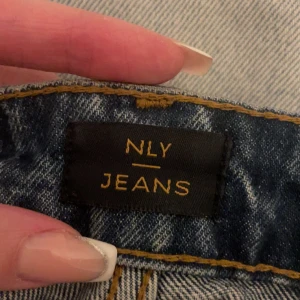 Blå jeans från NLY - Snygga blå jeans från NLY med en klassisk straight passform. 