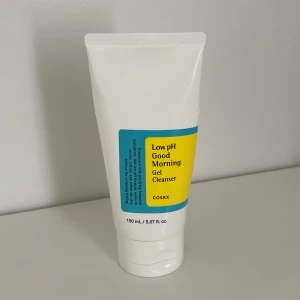 Cosrx Cleanser - Low pH Good Morning Gel Cleanser från COSRX 150ml, är en mild rengöringsgel som balanserar hudens pH-värde. Perfekt för daglig användning och lämnar huden fräsch och ren. Helt ny och oanvänd. För mer frågor och bilder kontakta mig💕
