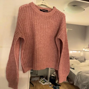 Stickad tröja - Slutsåld rosa stickad tröja från vero Moda! Nypris 450 Skitsnygg och har inga defekter💕💕använd fåtal gånger säljer då den inte passar💗