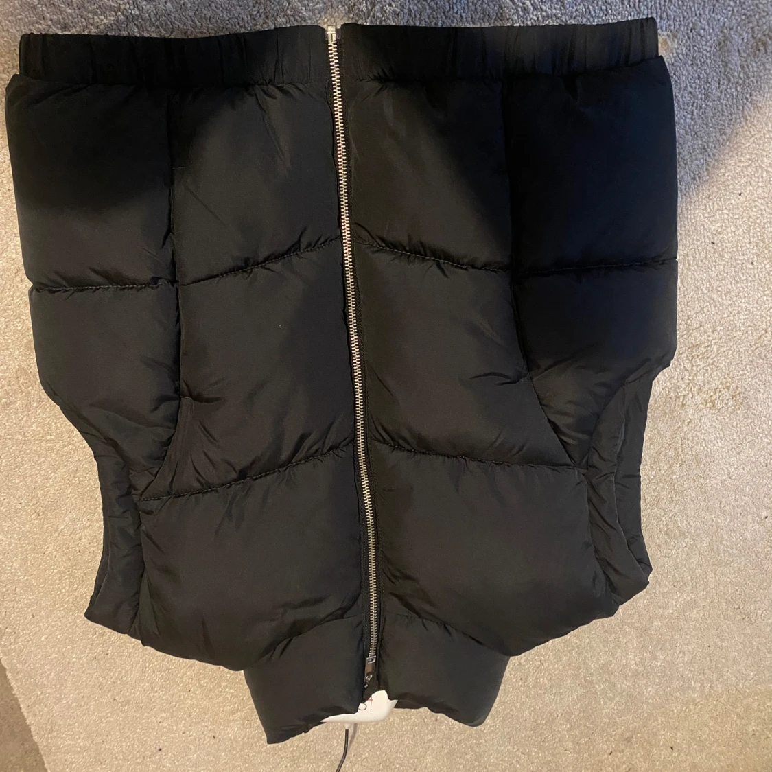 Svart dunväst med dragkedja - 2