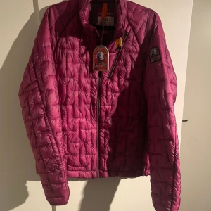 Parajumper jacka,storlek L. - Jacka från parajumper som är obetydligt använd och har därför inga defekter. Den är i storlek L samt äkta, vilket sista bilden bekräftar. Tar emot prisförslag då jag vill bli av med den!