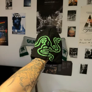 Razer Beanie helt sahh mössa - sjukaste gamer beanie mössan nånsin. 100% äkta med certifikat och serienummer. riktigt varm helt ärligt perfekt för en svettig gamer. själv inte svettats i den men ni fattar. 