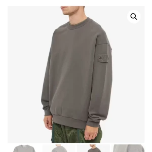 Grå sweatshirt från Stone Island - Säljer denna ish gråa sweatshirt från Stone Island, köpt på nk. Använd endast ett fåtal gånger, så som nyskick! Nypris 4000