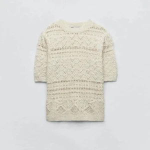 Stickad t-shirt  - Stickad t-shirt från Zara. Köpt på plick eller vinted men inte använd så mycket av mig. Storlek m men sitter som en s🤍 (bilderna är lånade)