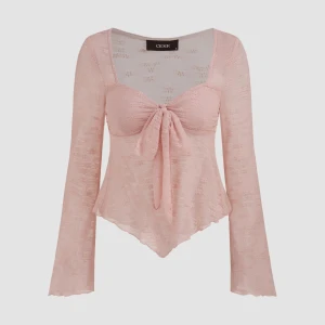 Rosa spetsblus från Cider - Säljer en söt rosa spetsblus från Cider med långärmad design och knytning framtill. Blusen har ett blommigt mönster och volangdetaljer vid ärmslut och nederkant. Perfekt för en romantisk look!