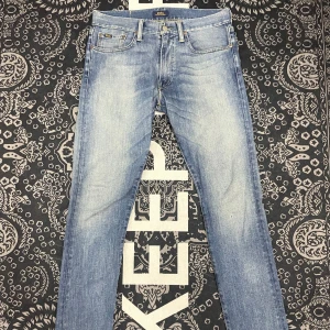 Polo ralph lauren jeans - Snygga polo ralph Laurent blå jeansbyxor med en klassisk femficksdesign och dragkedja. Tillverkade i en bomullsblandning med lite stretch för extra komfort. Perfekta för en avslappnad stil.