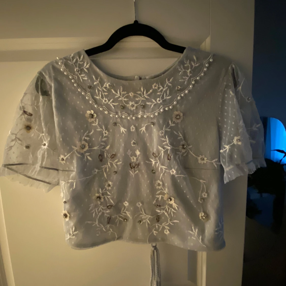 Ljusblå blus med broderade blommor - 2